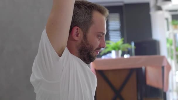 Man Wakker Zijn Slaapkamer Stretching Ochtend — Stockvideo