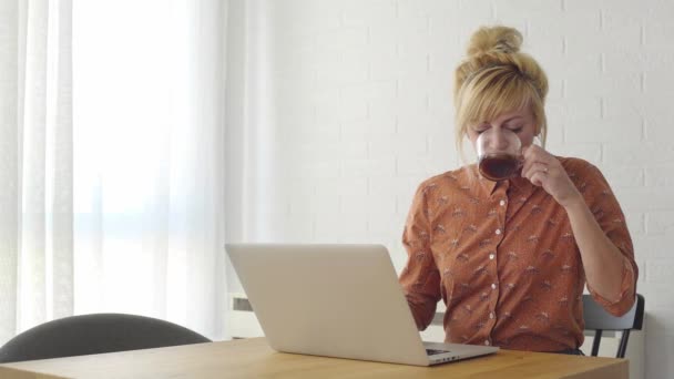 Junge Blonde Geschäftsfrau Trinkt Kaffee Und Bekommt Gute Nachrichten Auf — Stockvideo