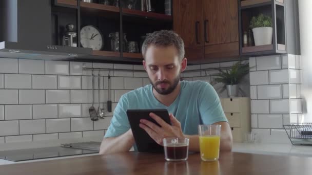 Jovem Decepcionado Enquanto Trabalhava Tablet Ele Está Sentado Sua Mesa — Vídeo de Stock