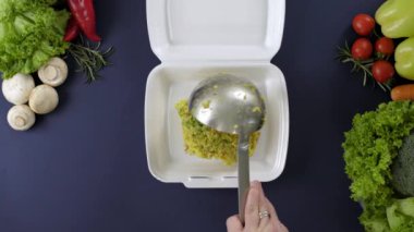 Köpük kutusunda paket yiyecek paketliyorum. Pilavlı taze paket yemek.