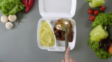 Köpük kutusunda paket yiyecek paketliyorum. Gulaş ve patates püresiyle taze paket yemek.