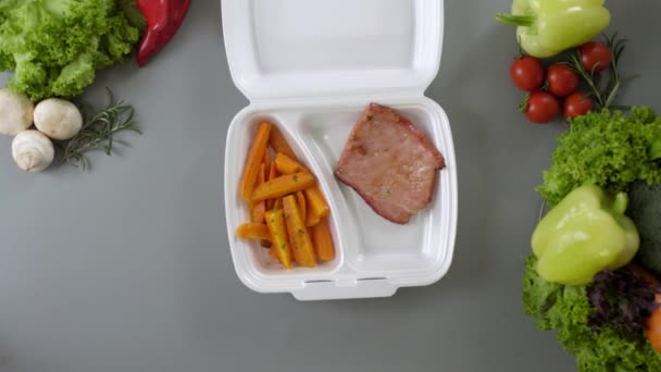 Pakowanie Jedzenia Wynos Styropianowe Pudełko Świeży Posiłek Opakowaniu Wędzoną Polędwicy — Wideo stockowe