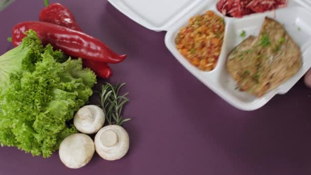 Embalaje Comida Para Llevar Caja Espuma Poliestireno Comida Fresca Con — Vídeo de stock