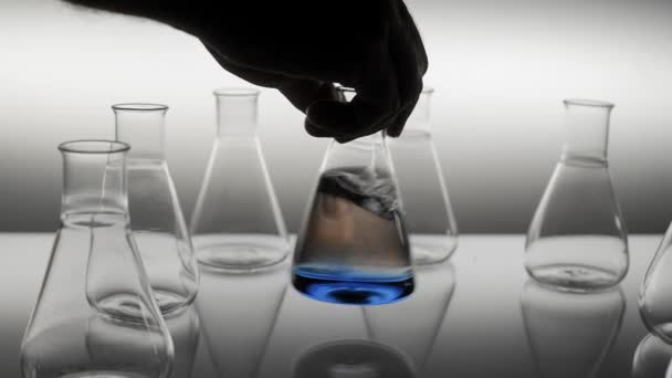 Pallone Erlenmeyer Mescolato Cerchio Con Liquido Blu — Video Stock