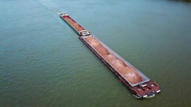Malzemeleri Danube üzerinden taşıyan kargo gemisinin havadan görüntüsü.
