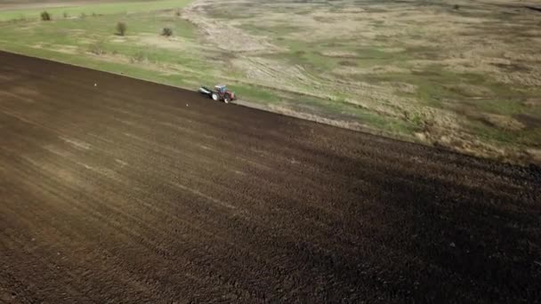 Panoramatický Letecký Pohled Obdělávané Zemědělské Pole Traktorem Provádějícím Podzimní Orbu — Stock video