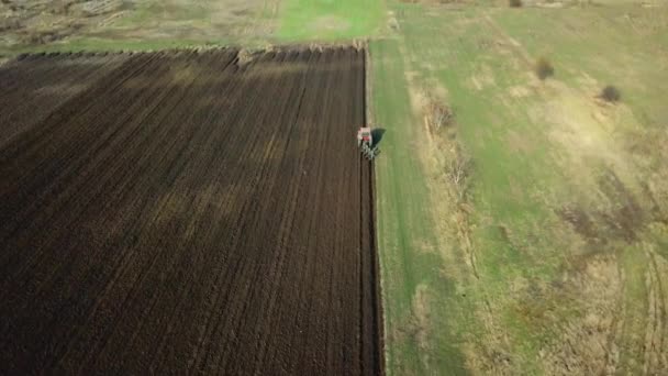 Vista Aérea Panorâmica Campo Agrícola Cultivado Com Trator Realizando Lavoura — Vídeo de Stock