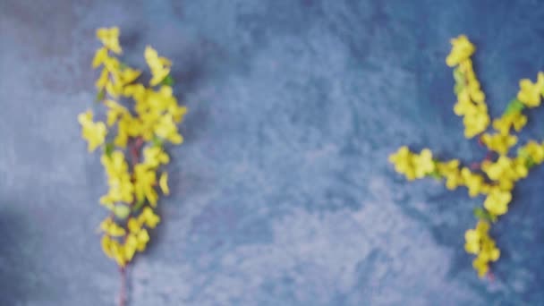 Bunte Ostereier Auf Blauem Teller Und Frühlingsblumen Osterfestdekoration Osterkonzept Hintergrund — Stockvideo