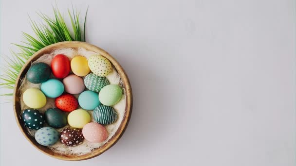 Manos Poniendo Tulipanes Junto Coloridos Huevos Pascua Canasta Sobre Fondo — Vídeo de stock