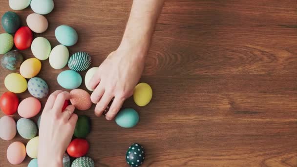 Manos Tomando Coloridos Huevos Pascua Mesa Madera Decoraciones Vacaciones Pascua — Vídeos de Stock
