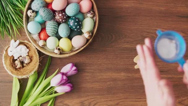 Peneirar Açúcar Sobre Biscoito Éster Forma Coelho Mesa Madeira Decorada — Vídeo de Stock