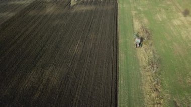 Tarım tarlalarının panoramik hava manzarası traktörün sonbahar ekinlerini sergilemesi.