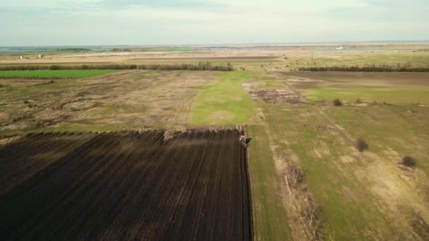 Vista Aérea Panorámica Del Campo Agrícola Cultivado Con Tractor Que — Vídeos de Stock