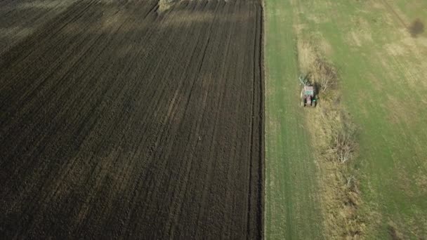 秋の耕作を行うトラクターと農業栽培フィールドのパノラマ航空ビュー — ストック動画