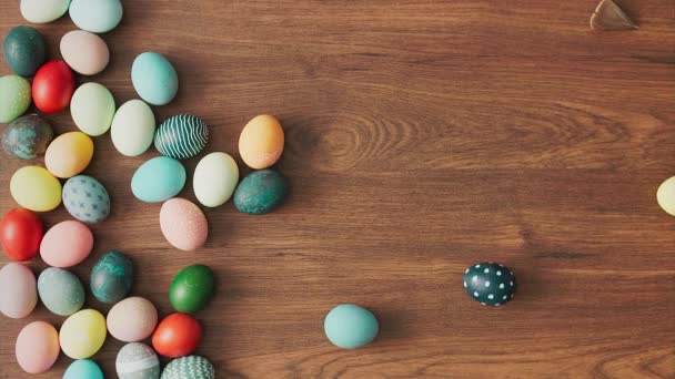 Coloridos Huevos Pascua Rodando Sobre Una Mesa Madera Decoraciones Pascua — Vídeos de Stock