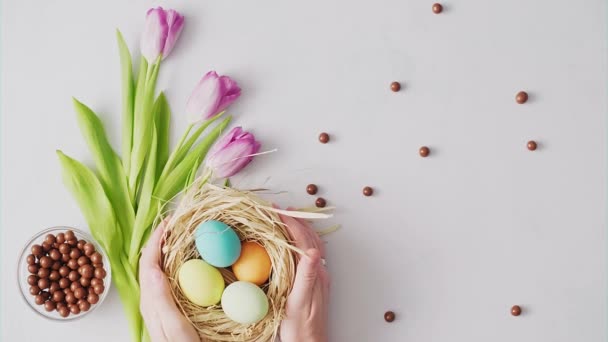 Mani Raccogliendo Nido Con Variopinte Uova Pasqua Sfondo Luminoso Pasqua — Video Stock