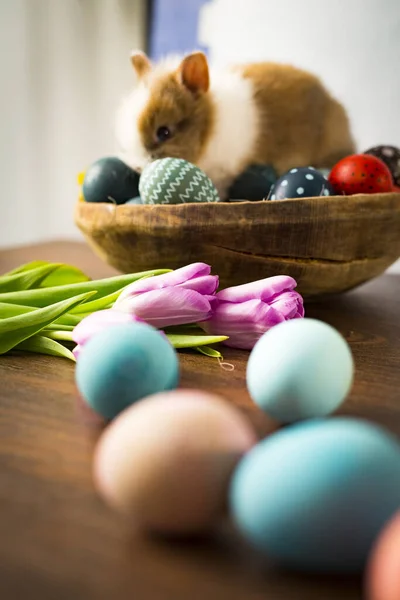Conejo Pascua Cesta Con Huevos Coloridos Caramelos Tulipanes Mesa Madera — Foto de Stock
