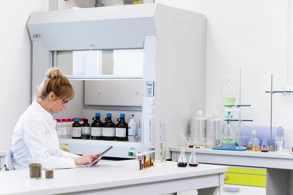 Científica Química Femenina Sostiene Dedo Sobre Pantalla Tableta Blanco Laboratorio — Foto de Stock