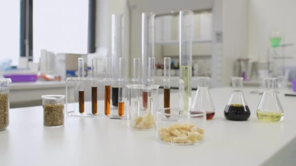 研究室の机の上のガラスのCbd油 麻の種とテンペ — ストック動画