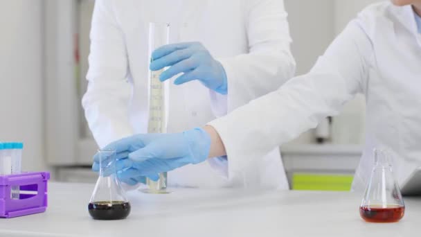 Due Scienziati Che Lavorano Con Gli Oli Canapa Cbd Cbda — Video Stock