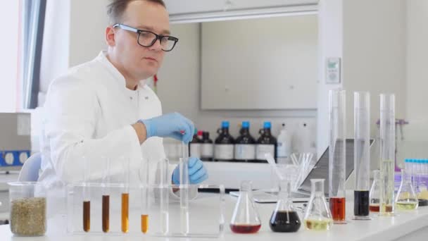 Chemiker Arbeiten Labor Mit Hanf Cbd Und Cbda Ölen Schreibt — Stockvideo