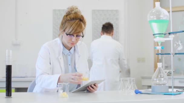 Científica Química Femenina Inspeccionando Cristal Terpenos Cáñamo Cbd Laboratorio Gran — Vídeo de stock