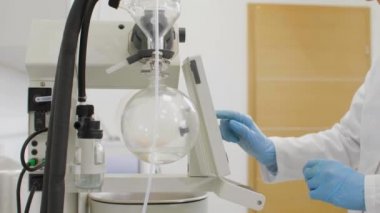 Laboratuvarda rotavapor ile cbd ayıran kimyagerleri kapatın.