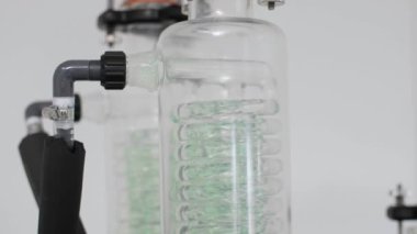 CBDA yağ çıkarma sırasında yeşil yoğunlaştırıcılı rotasyonel buharlaştırıcıyı kapat. Yeşil yoğunlaştırıcılı rotavapor adı verilen rotasyonel buharlaştırıcı. Esrar eczacılık sağlık hizmetleri süreci.