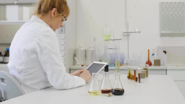 Vědkyně Která Pracuje Oleji Tabletami Cbd Cbda Laboratoři Používá Latexové — Stock video