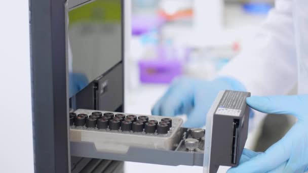 Forskare Som Tar Prover Från Kromatografin Laboratoriet Kvinnlig Kemisk Forskare — Stockvideo