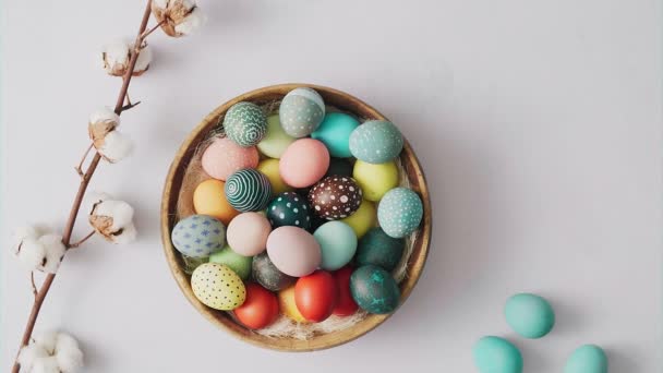 Mãos Pegando Cesta Com Ovos Páscoa Coloridos Fundo Brilhante Decorações — Vídeo de Stock