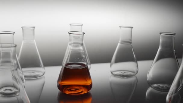 Erlenmeyer Frasco Lleno Líquido Que Refleja Mesa — Vídeos de Stock