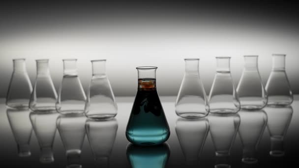 Ρίχνουμε Κόκκινες Σταγόνες Στη Φιάλη Του Erlenmeyer Νερό — Αρχείο Βίντεο