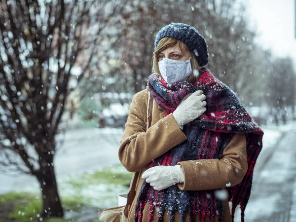 Retrato Inverno Mulher Rua Usando Máscara Protetora Luvas — Fotografia de Stock