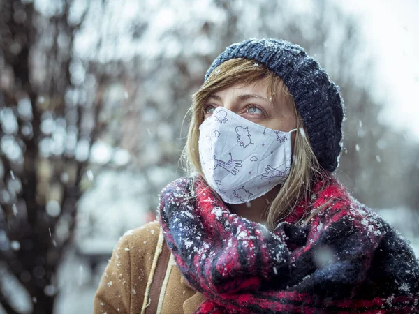 Retrato Inverno Mulher Rua Usando Máscara Protetora Luvas Vírus Corona — Fotografia de Stock