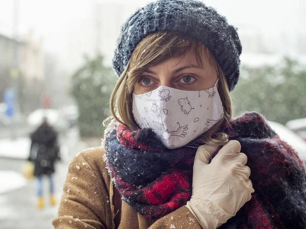 Retrato Inverno Mulher Rua Usando Máscara Protetora Luvas Vírus Corona — Fotografia de Stock