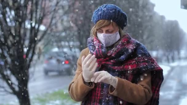 保護顔マスクと手袋を着用路上での女性の冬の肖像画 コロナウイルスCovid 19危険なパンデミック安全対策 — ストック動画