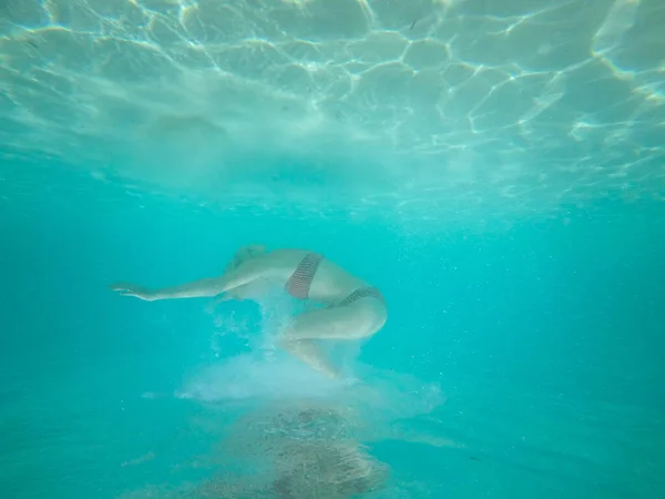 Debaixo Água Foto Uma Mulher Biquíni Mergulho Água Mar Azul — Fotografia de Stock
