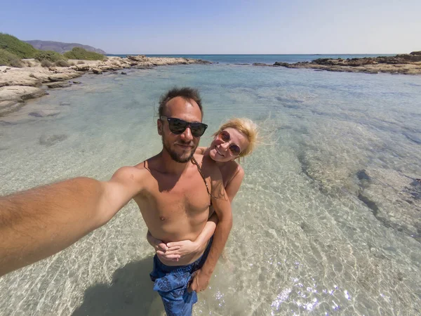 Selfie Boldog Pár Élvezi Ölelés Nyaralás Sekély Tengervíz Elafonissi Strand — Stock Fotó