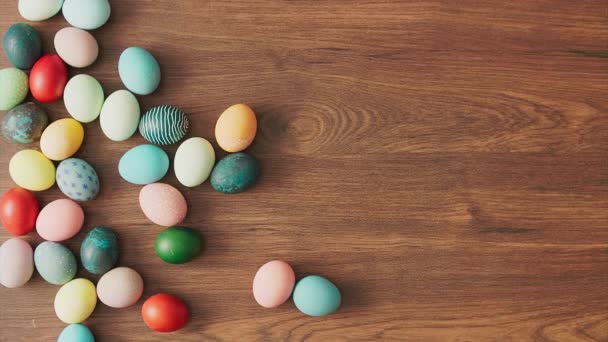 Coloridos Huevos Pascua Rodando Sobre Una Mesa Madera Decoraciones Pascua — Vídeo de stock