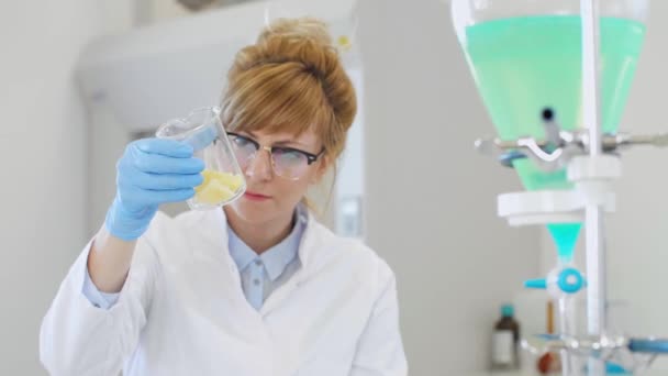 Femme Chimiste Inspectant Cristal Terpènes Chanvre Laboratoire Grand Cristal Terpsolate — Video