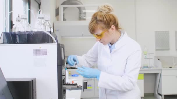 Cientista Química Feminina Usando Óculos Luvas Borracha Tira Amostras Óleo — Vídeo de Stock