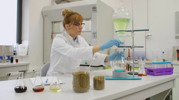 Cientista Feminina Usando Óculos Luvas Látex Trabalhando Com Líquido Turquesa — Vídeo de Stock