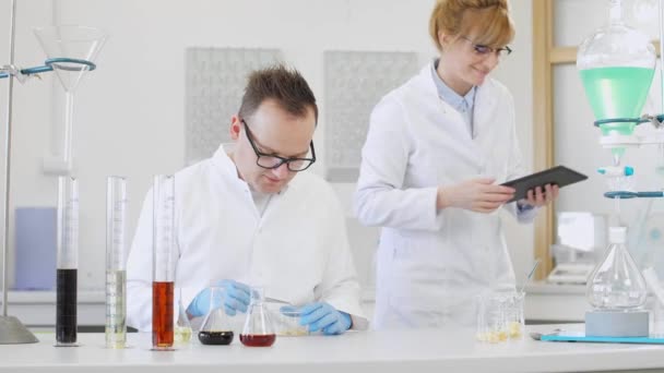 Científicos Trabajando Con Cristales Terpeno Llamados Terposolato Están Laboratorio Farmacéutico — Vídeo de stock