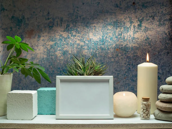 흉내와 파란색 선반에 촛불이 식물을 — 스톡 사진