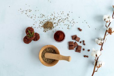 CBC kurabiyeleri, kenevir çikolatası, kakao ve kenevir tohumu. Yemeklerde tıbbi esrar..