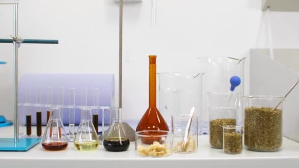 Cbd Olja Hampafrön Och Terpener Glas Laboratorieskrivbord — Stockvideo