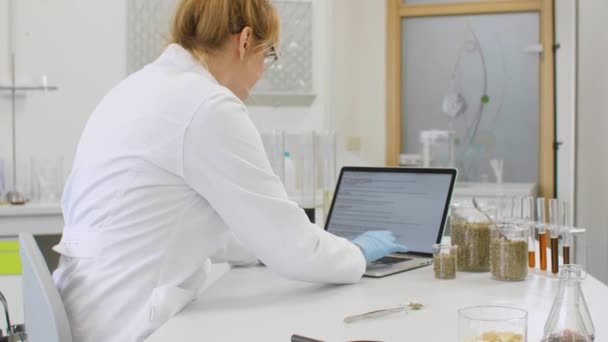 Chemiker Arbeitet Labor Mit Cbd Hanfsamen Und Schreibt Ergebnisse Laptop — Stockvideo