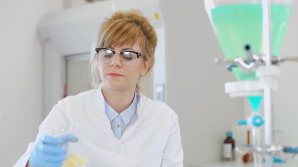 Científica Química Femenina Inspeccionando Cristal Terpenos Cáñamo Laboratorio Gran Cáñamo — Vídeo de stock