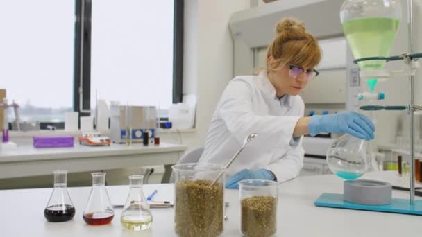 Científica Con Gafas Guantes Látex Trabajando Con Líquido Verde Turquesa — Vídeo de stock